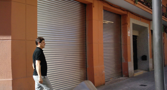 fachada naranja con persianas metálicas enrollables