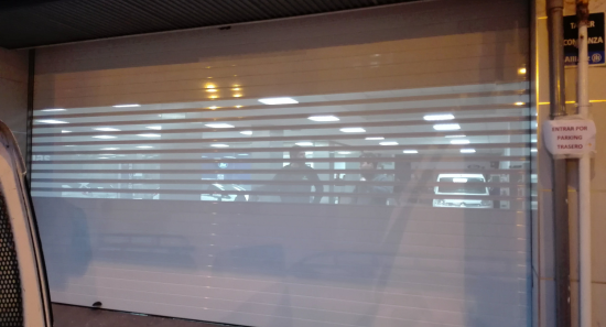 puerta de garaje blanca