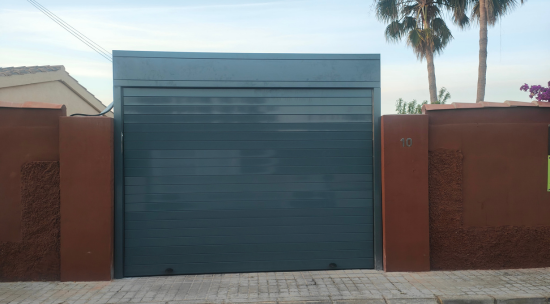 puerta de garaje gris