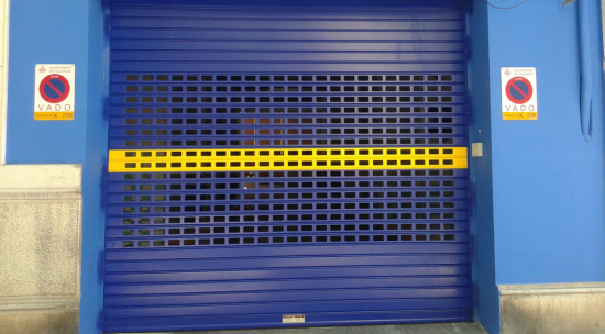 puerta basculante azul