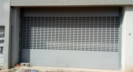 puerta basculante gris