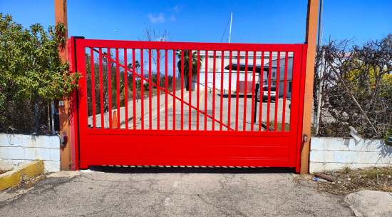 puerta automatizada roja