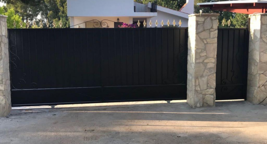 puerta automatizada negra