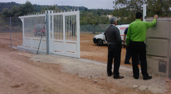técnicos revisando puerta